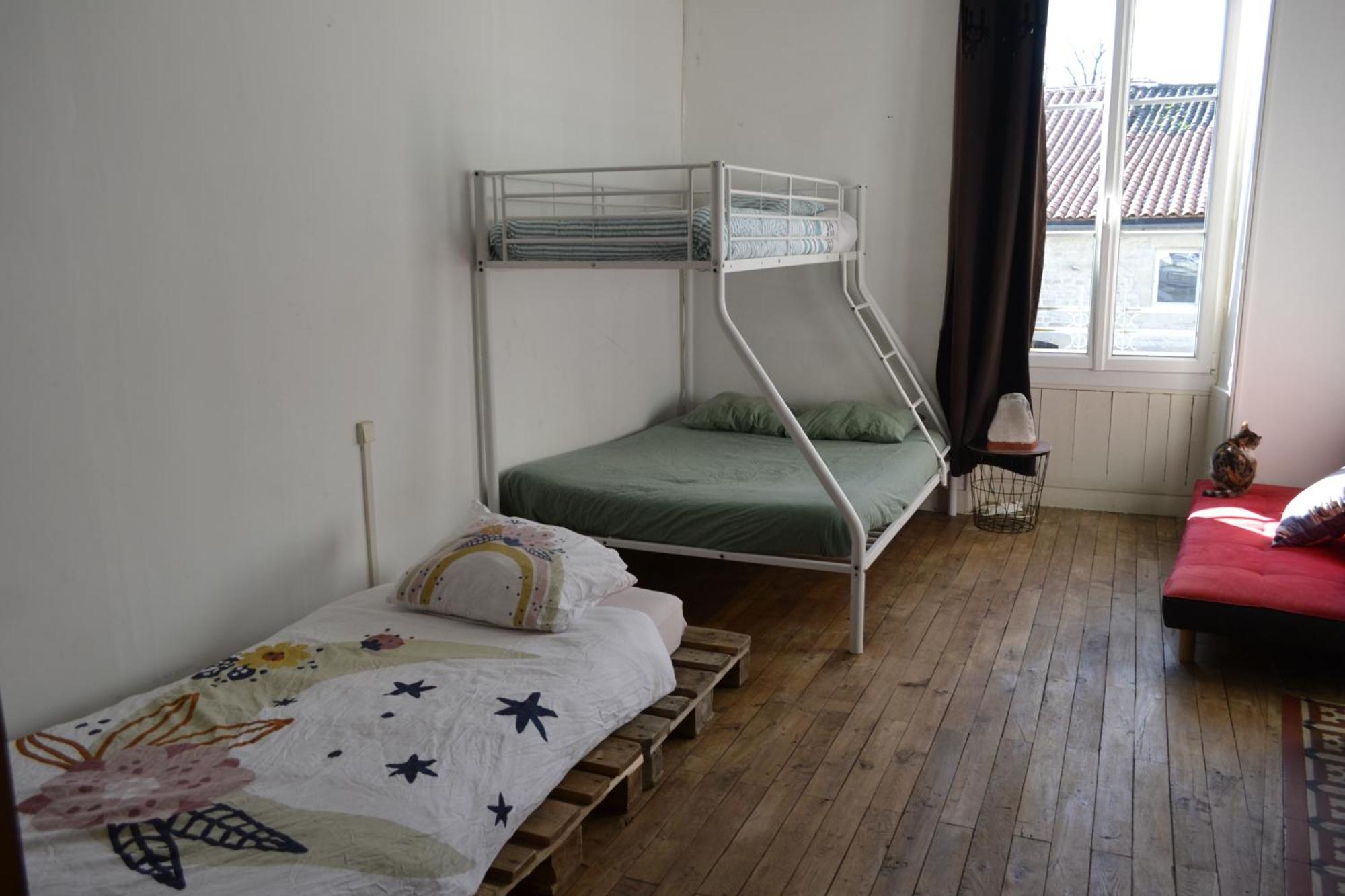 Grande Chambre Familiale Pour 2 A 5 Personnes Apartment Chef-Boutonne Ngoại thất bức ảnh